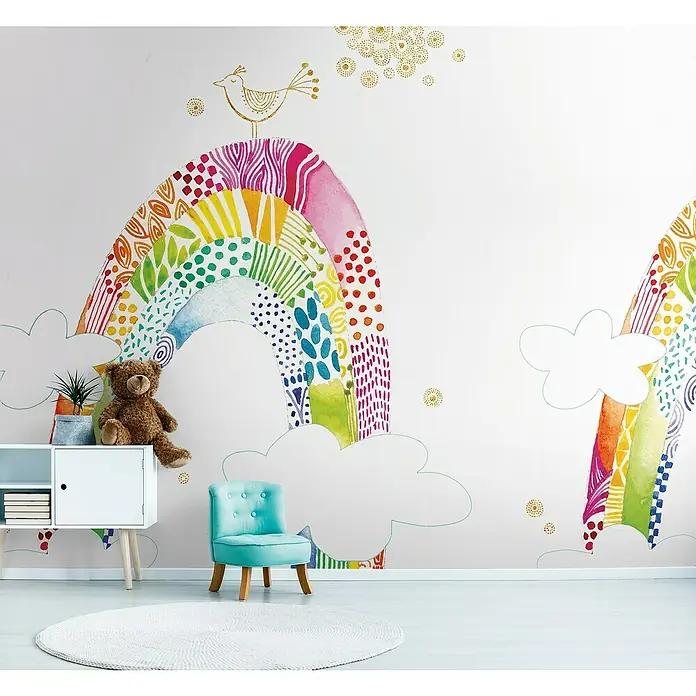 A.S. Création The Wall 2 Fototapete Regenbogen - B x H: 265 x 280 cm, Vlies - Ein Kinderzimmer mit einer bunten Regenbogen-Wandkunst, die eine fröhliche und kreative Atmosphäre schafft. Ein Teddy sitzt auf dem weißen Sideboard.