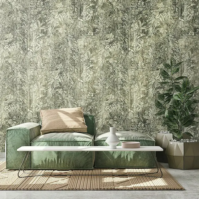 A.S. Création The Wall 2 Fototapete Dschungel-Dickicht - B x H: 159 x 280 cm, Vlies - Grünes modulares Sofa mit Kissen und weißem Couchtisch auf einem Teppich mit Dschungeltapete für einen entspannten und stilvollen Wohnraum.