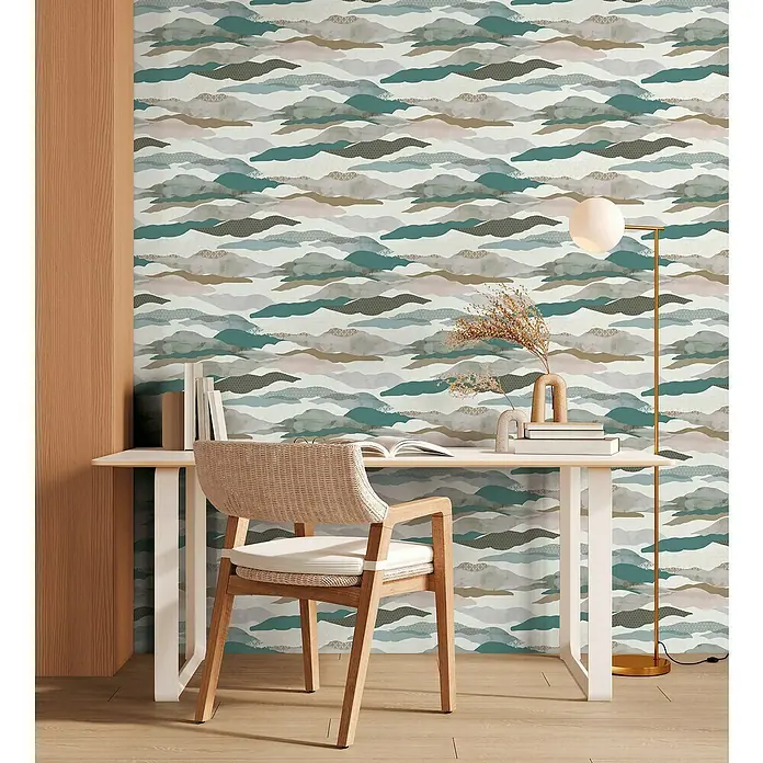 A.S. Création Pintwalls 2 Vliestapete Wolken-Wellen - Blau-Grau-Weiß, Grafisch, 10,05 x 0,53 m - Ein stilvoller Arbeitsbereich mit einem Schreibtisch, einem Stuhl und einer Stehlampe vor einer dekorativen Tapete.