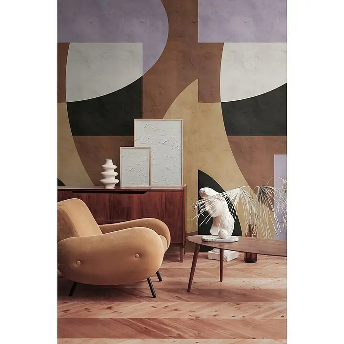 A.S. Création The Wall 3 Fototapete Gemälde - B x H: 159 x 280 cm, Vlies - Ein stilvolles Wohnzimmer mit einem senffarbenen Sessel, einem dunklen Holzschrank und einer abstrakten Wandgestaltung.