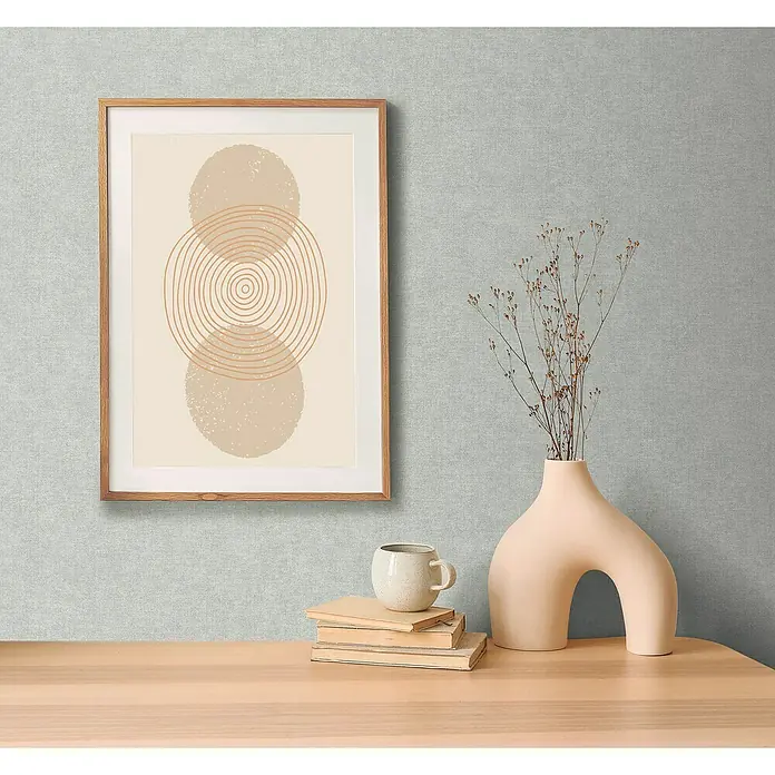 A.S. Création Metropolitan Stories Hot Spots Vliestapete - Grau-Blau, Uni, 10,05 x 0,53 m - Elegantes gerahmtes abstraktes Kunstwerk mit konzentrischen Kreisen, kombiniert mit minimalistischer Vase und Büchern auf einem hellen Holzregal.