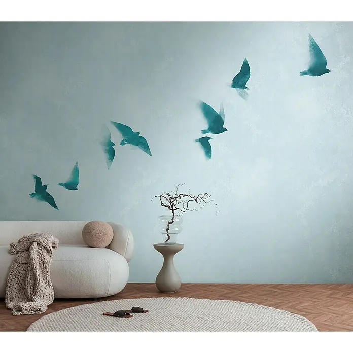 A.S. Création The Wall 3 Fototapete Himmel - B x H: 371 x 280 cm, Vlies - Wohnzimmer mit stilvollem Sofa, Beistelltisch mit Vase und einem Teppich, der den Raum gemütlich abrundet. Wanddekoration mit Vogelmotiven.