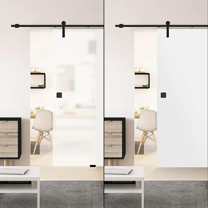 Diamond Doors Schiebetürbeschlag Galaxy Premium Black - Schwarz, Art Beschlag: Offen, 2.000 mm, Passend für: Diamond Doors Glas- oder Holzschiebetüren - Eine moderne Schiebetür mit schwarzem Schienensystem teilt elegant einen Raum in zwei Bereiche. Die Tür ist halbtransparent.