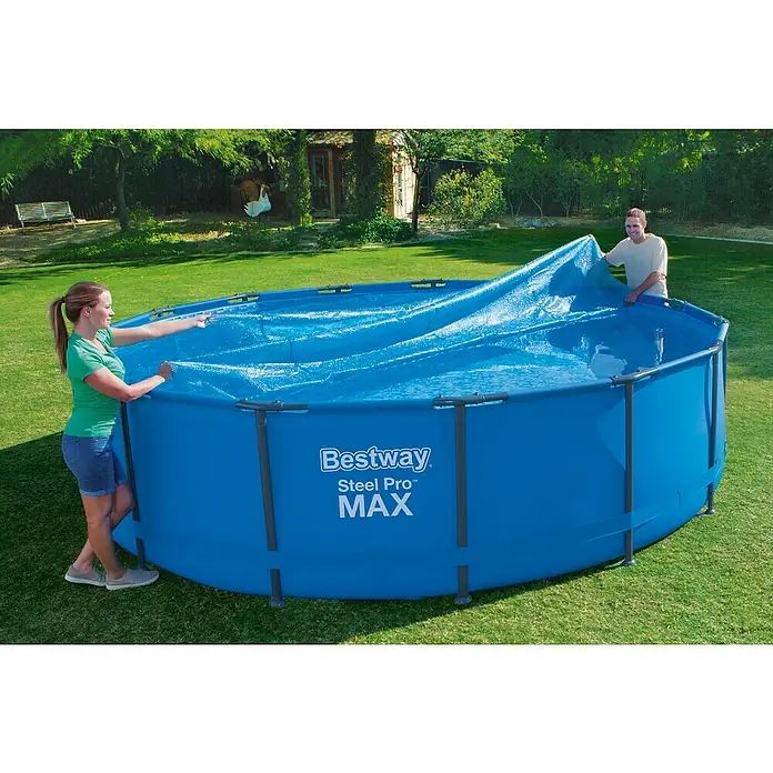 Bestway Pool-Abdeckplane Solar - Durchmesser: 462 cm, Material: Kunststoff - Ein Bestway Steel Pro MAX Pool wird von zwei Personen mit einer blauen Poolabdeckung abgedeckt.
