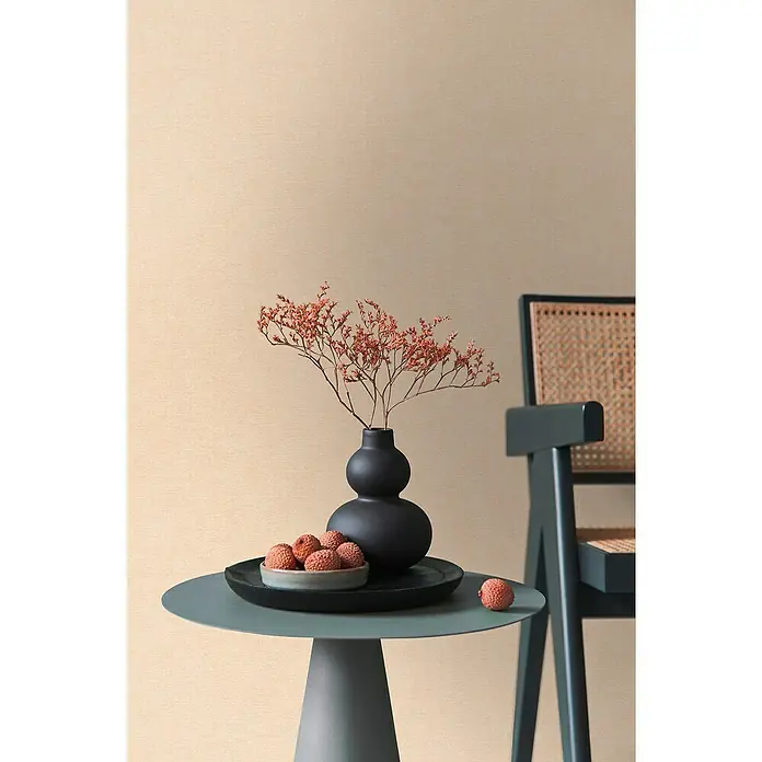 A.S. Création Metropolitan Stories Hot Spots Vliestapete - Creme-Rosa, Uni, 10,05 x 0,53 m - Elegantes Stillleben mit einer schwarzen Vase, Früchten und einem Beistelltisch in einem harmonischen Farbkonzept.
