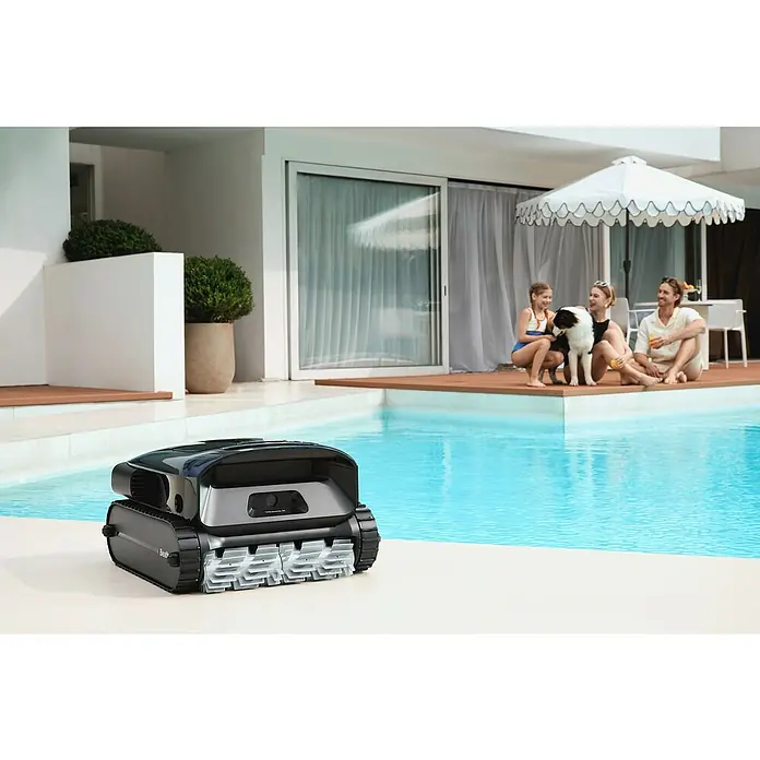 Beatbot Poolroboter AquaSense 2 Pro - Akkubetrieben, Passend für: Pools bis 360 m² Grundfläche, Filterleistung: 20.800 l/h - Der moderne Poolreinigungsroboter sorgt für einen sauberen Pool, während die Familie am Pool entspannt.