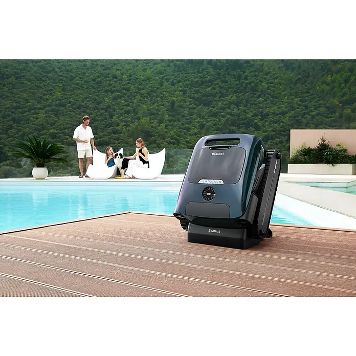 Beatbot Poolroboter AquaSense 2 Pro - Akkubetrieben, Passend für: Pools bis 360 m² Grundfläche, Filterleistung: 20.800 l/h - Beatbot Poolreinigungsroboter auf Holzdeck mit Familie am Pool. Der smarte Roboter für eine effiziente Poolreinigung.