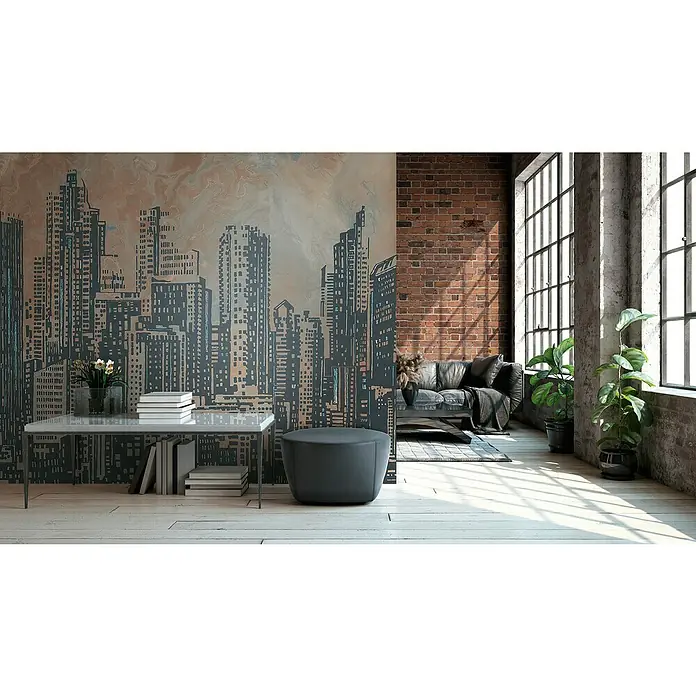 A.S. Création The Wall 2 Fototapete Skyline - B x H: 371 x 280 cm, Vlies - Eine moderne Loft-Inneneinrichtung mit einer Wandtapete, die eine Stadtsilhouette zeigt, ergänzt durch einen stilvollen Hocker.