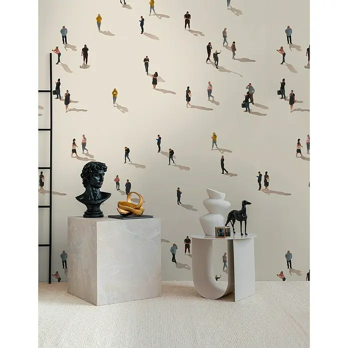 A.S. Création The Wall 3 Fototapete Personen - B x H: 159 x 280 cm, Vlies - Ein Innenraum mit einer weißen Wandtapete mit Menschenmuster, einem schwarzen Büste und goldener Deko auf einem weißen Sockel.