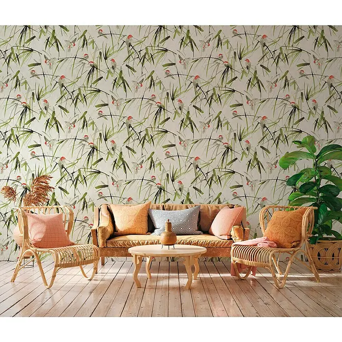 A.S. Création The Wall 2 Fototapete Blätter mit Vögeln - B x H: 159 x 280 cm, Vlies - Ein gemütliches Wohnzimmer mit einer Couch, Korbstühlen und einem runden Tisch, dekoriert mit stilvoller Tapete mit Vogelmuster.