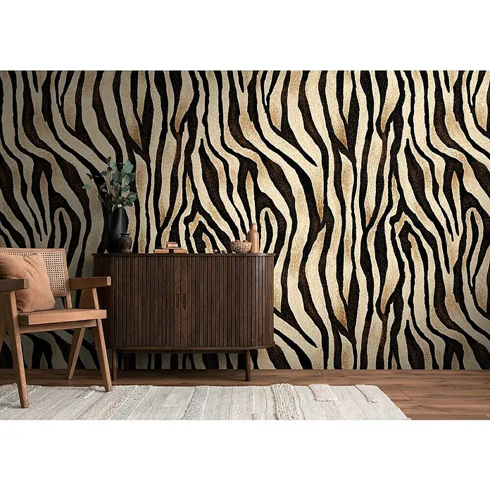 A.S. Création The Wall 3 Fototapete Felloptik - B x H: 159 x 280 cm, Vlies - Ein moderner Raum mit einer stilvollen Kommode und einem bequemen Stuhl, dekoriert mit einer auffälligen Zebra-Tapete.