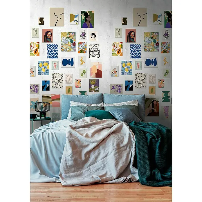 A.S. Création The Wall 3 Fototapete Bilderwand - B x H: 159 x 280 cm, Vlies - Schlafzimmer mit einem Doppelbett und einer Wand voller bunter, gerahmter Kunstdrucke. Das Bett ist mit blauer Bettwäsche und einer grünen Tagesdecke bedeckt.