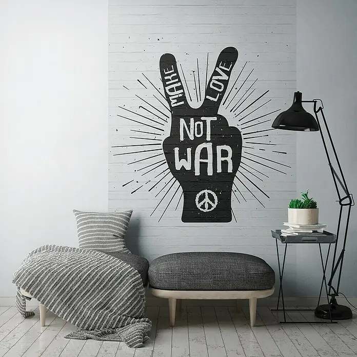 A.S. Création The Wall 3 Fototapete Steinwand Make Love Not War - B x H: 159 x 280 cm, Vlies - Zimmerdekoration mit "Make Love Not War"-Motiv an einer Ziegelwand, ergänzt durch einen bequemen Hocker und eine Stehlampe, für ein stilvolles Ambiente.