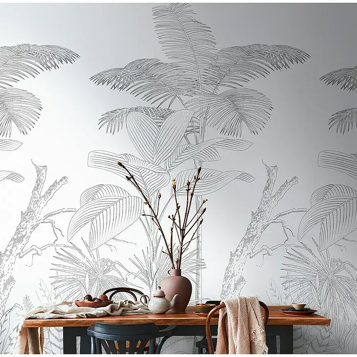 A.S. Création The Wall 2 Fototapete Dschungelzeichnung - B x H: 159 x 280 cm, Vlies - Elegantes Esszimmer mit floraler Mustertapete, Holztisch mit Geschirr und Deko, sowie passenden Stühlen für ein stilvolles Ambiente.