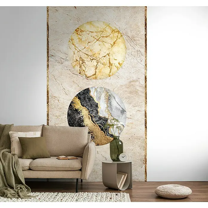 A.S. Création The Wall 3 Fototapete Marmorwand I - B x H: 159 x 280 cm, Vlies - Ein stilvolles Wohnzimmer mit einem beigen Sofa, einem Beistelltisch und einer Wanddekoration mit goldenen Akzenten.