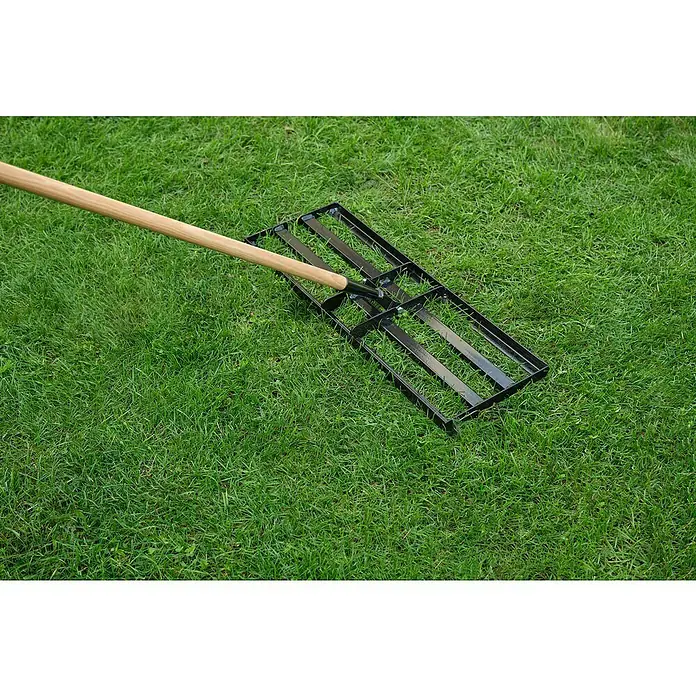 Gardol Rasenrakel ohne Stiel - 24,5 cm, Stahl, Passend für: Gerätestiele mit Konus, Ø 28 mm - Ein detailreiches Bild einer Rasenlüfter-Gartenwalze mit Stiel auf sattem, grünem Rasen. Ideal für die Rasenpflege.