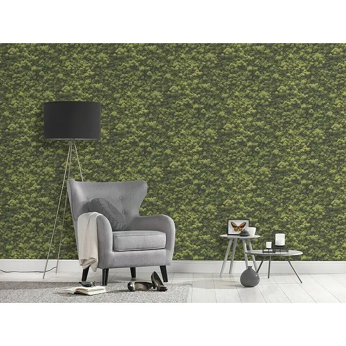A.S. Création Pintwalls 2 Vliestapete Mooswand - Grün, Floral, 10,05 x 0,53 m - Gemütliches Wohnzimmer mit grauen Möbeln und einer Wand mit moosartiger Tapete.