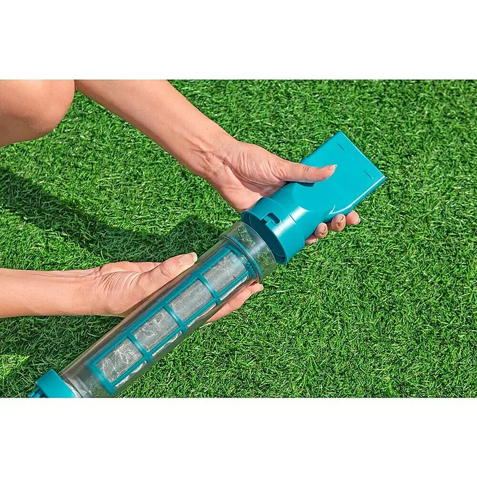 Bestway Poolsauger-Set AquaSurge - Türkis - Hände montieren einen Poolreiniger mit durchsichtigem Filtergehäuse und blaugrünen Akzenten auf einem Rasen.