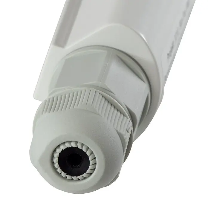 Ritter Leuchten LED-Feuchtraumlichtleiste Slim Pro - L x B x H: 116 x 4,3 x 3,3 cm, Lichtfarbe: Neutralweiß, 18 W, IP65 - Detailaufnahme einer Kabelverschraubung aus Kunststoff, die eine sichere und wasserdichte Verbindung gewährleistet.