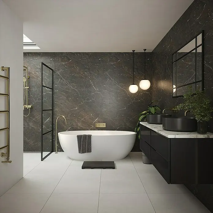 Wetwall Wandpaneel Elite - 16 x 242 cm, Rosso Levanto, Abgerundete Kante - Elegantes Badezimmer mit freistehender Badewanne, dunklem Marmor und Doppelwaschtisch mit schwarzen Waschbecken.