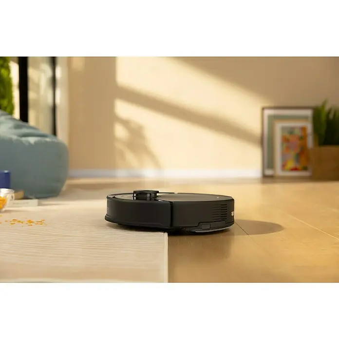 Roborock Saugwischroboter Q10 VF Black - Saugkraft: 10.000 Pa, Akkulaufzeit: 150 min, Fassungsvermögen Roboter: 500 ml, Schwarz - Ein schwarzer Roboterstaubsauger reinigt einen Teppich und geht nahtlos in einen Holzboden über. Das Gerät ist der Star der modernen Reinigungstechnik.