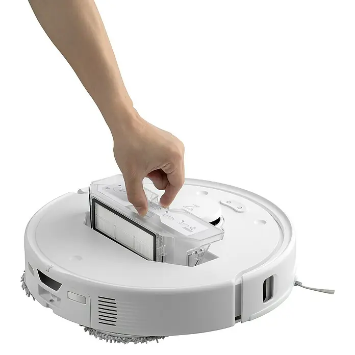 Roborock Saugwischroboter Qrevo Edge 5V1 White - Saugkraft: 18.500 Pa, Akkulaufzeit: 180 min, Fassungsvermögen Roboter: 325 ml, Weiß - Ein Roboterstaubsauger wird mit einer Hand bedient, die den Staubbehälter entfernt. Das Gerät ist weiß und modern.