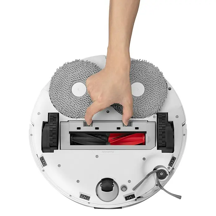 Roborock Saugwischroboter Qrevo Edge 5V1 White - Saugkraft: 18.500 Pa, Akkulaufzeit: 180 min, Fassungsvermögen Roboter: 325 ml, Weiß - Nahaufnahme eines weißen Saugroboters, der von einer Hand bedient wird. Reinigungsgerät mit rotierender Bürste und Mops.