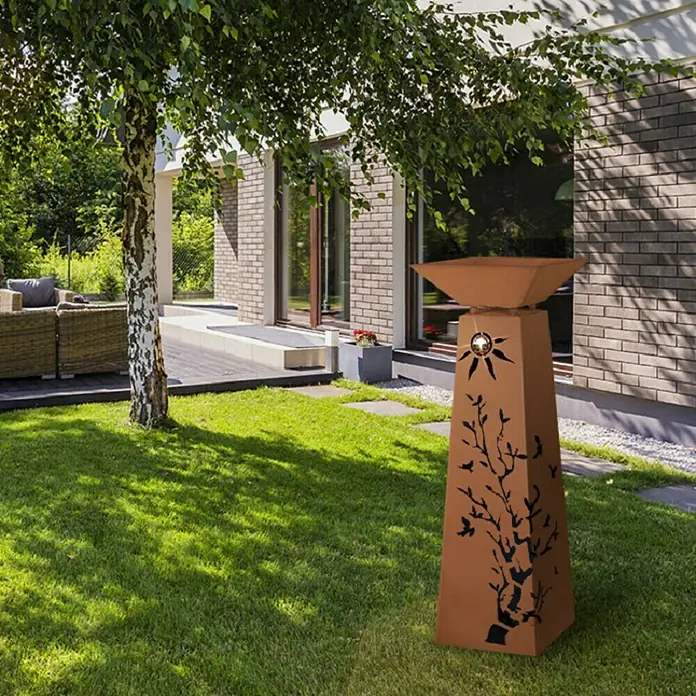 Jabo-Design Dekosäule mit Schale - 38 x 114 cm, Edelrost - Gartenambiente mit einer dekorativen Feuerstelle aus Metall in Rostoptik, verziert mit einem filigranen Baum- und Vogelmuster.