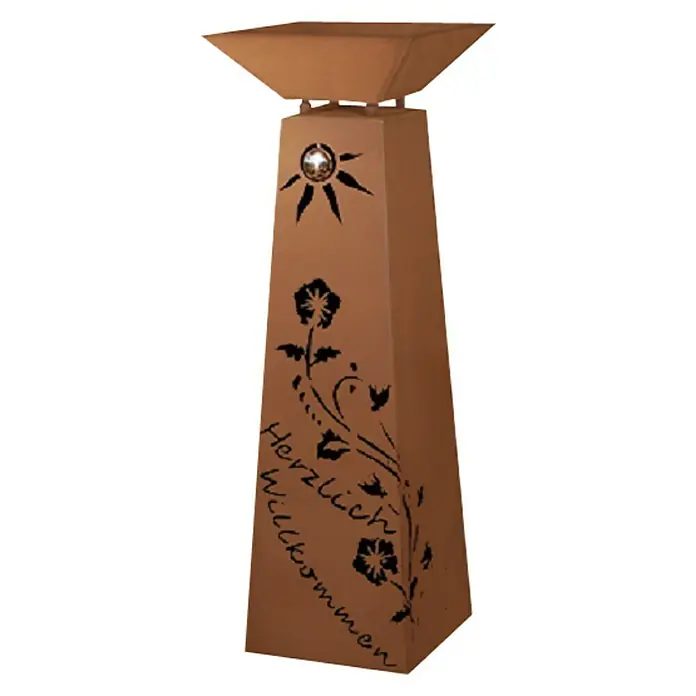 Jabo-Design Dekosäule mit Schale - 38 x 114 cm, Edelrost, Lilienranke - Eine rostfarbene Feuersäule mit einer quadratischen Schale oben und einem Ausschnitt mit der Aufschrift „Herzlich Willkommen“.