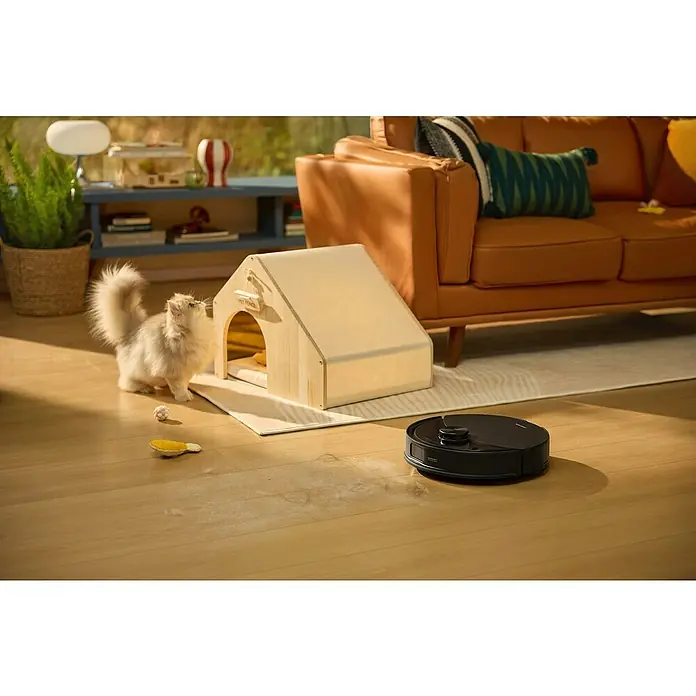 Roborock Saugwischroboter Q10 VF Black - Saugkraft: 10.000 Pa, Akkulaufzeit: 150 min, Fassungsvermögen Roboter: 500 ml, Schwarz - Ein intelligenter Roboterstaubsauger reinigt den Boden von Katzenhaaren in einem gemütlichen Wohnzimmer mit einer Katze und einem Katzenhaus.