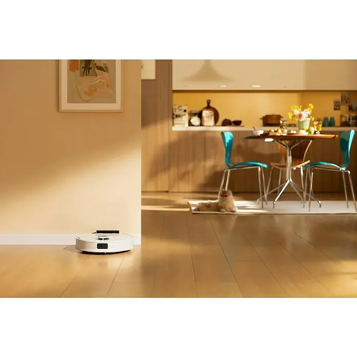 Roborock Saugwischroboter Q10 VF White - Saugkraft: 10.000 Pa, Akkulaufzeit: 150 min, Fassungsvermögen Roboter: 500 ml, Weiß - Intelligenter Roboterstaubsauger in einem modernen Zuhause, der mühelos für Sauberkeit sorgt, während eine Katze entspannt im Hintergrund liegt.