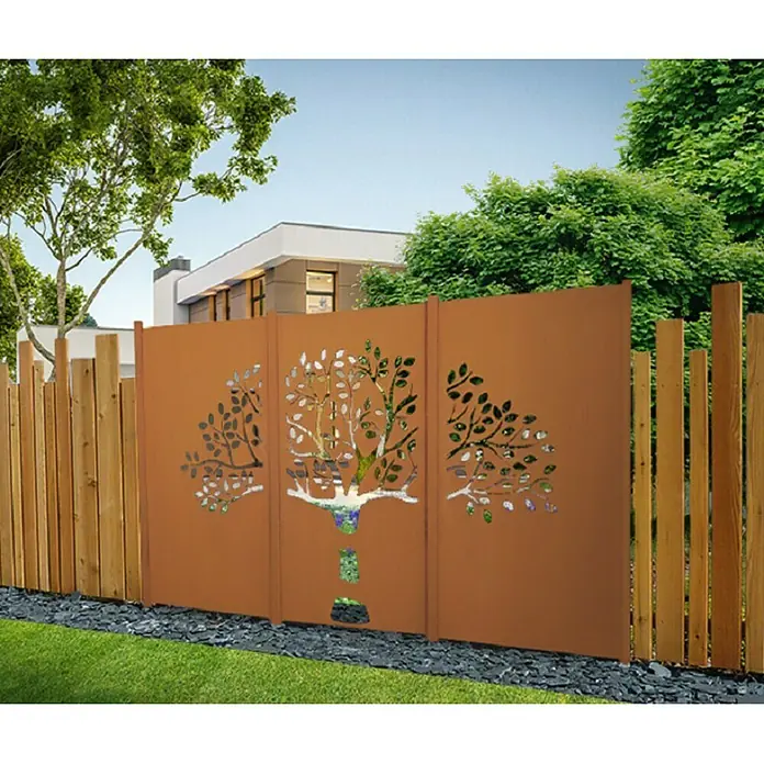 Jabo-Design Sichtschutzelement Triptychon - Edelrost - Das Bild zeigt einen dekorativen Gartenzaun mit einem ausgeschnittenen Baumdesign auf rostfarbenen Metallplatten, eingefasst von Holzzaunelementen.