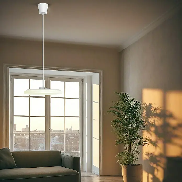 Ritter Leuchten LED-Pendelleuchte - 24 W, L x B x H: 35 x 35 x 100 cm, Neutralweiß - Innenaufnahme eines Wohnzimmers mit einer eleganten weißen Hängelampe, die über einem Sofa hängt und für ein gemütliches Ambiente sorgt.