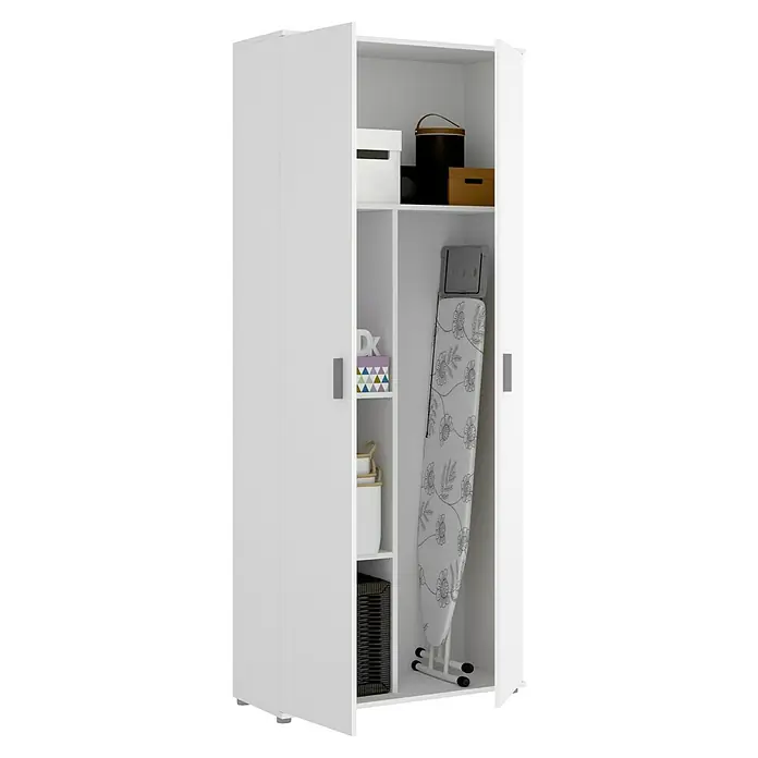 Dekit Armario multiusos de madera Fit escobero - L x An x Al: 35 x 78 x 190 cm, Blanco - Toma de un armario blanco con estantería abierta y objetos como una tabla de planchar.