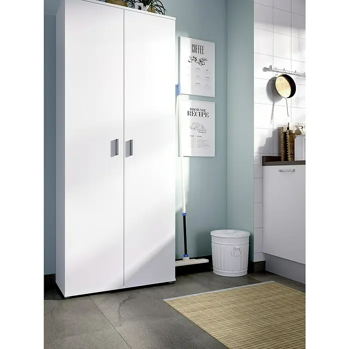 Dekit Armario multiusos de madera Fit escobero - L x An x Al: 35 x 78 x 190 cm, Blanco - Un armario alto de despensa blanco con dos puertas, complementado con una selección de utensilios de cocina y decoraciones.