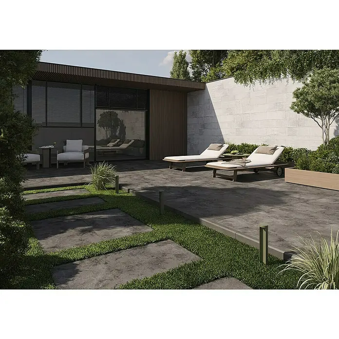 Queens Terrassenfliese - 59,3 x 119,3 x 2 cm, Graphit, Matt - Elegantes Außendesign mit stilvollen Gartenmöbeln und passenden Steinplatten, die eine harmonische und entspannende Atmosphäre schaffen.\n