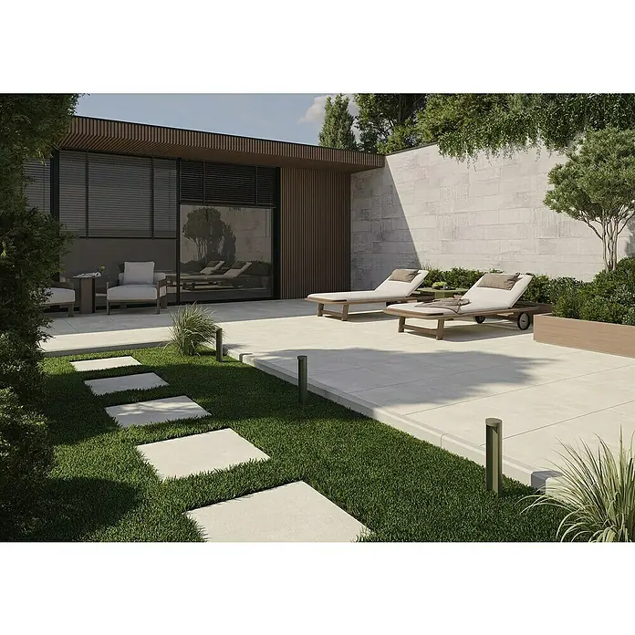 Queens Terrassenfliese - 59,3 x 59,3 x 2 cm, Beige, Matt - Luxuriöse Außenanlage mit stilvollen Terrassenplatten, Liegestühlen und üppigem Grün. Entspannter Rückzugsort mit modernem Design und einladender Atmosphäre.
