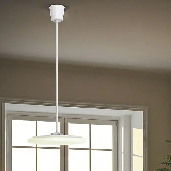 Ritter Leuchten LED-Pendelleuchte - 24 W, L x B x H: 35 x 35 x 100 cm, Neutralweiß - Eine moderne, weiße Hängelampe, die ein minimalistisches Design und eine sanfte Beleuchtung bietet, hängt an der Decke.