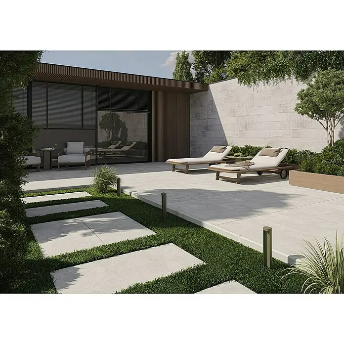 Queens Terrassenfliese - 59,3 x 119,3 x 2 cm, Weiß, Matt - Elegante Außenanlage mit stilvollen Terrassenplatten und Liegestühlen. Die Bodenplatten in Grau bieten eine moderne Optik und sind pflegeleicht.