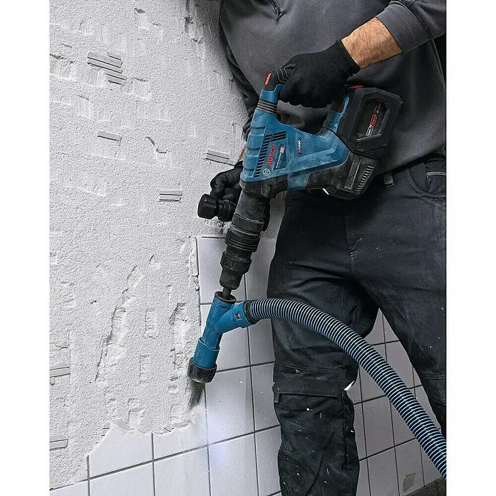 Bosch Professional AMPShare 18V Akku-Schlaghammer GSH 18V-5 - 18 V, Ohne Akku, 8,5 J - Ein Bauarbeiter entfernt mit einem Bosch Abbruchhammer Fliesen von einer Wand, Staubabsaugung inklusive.