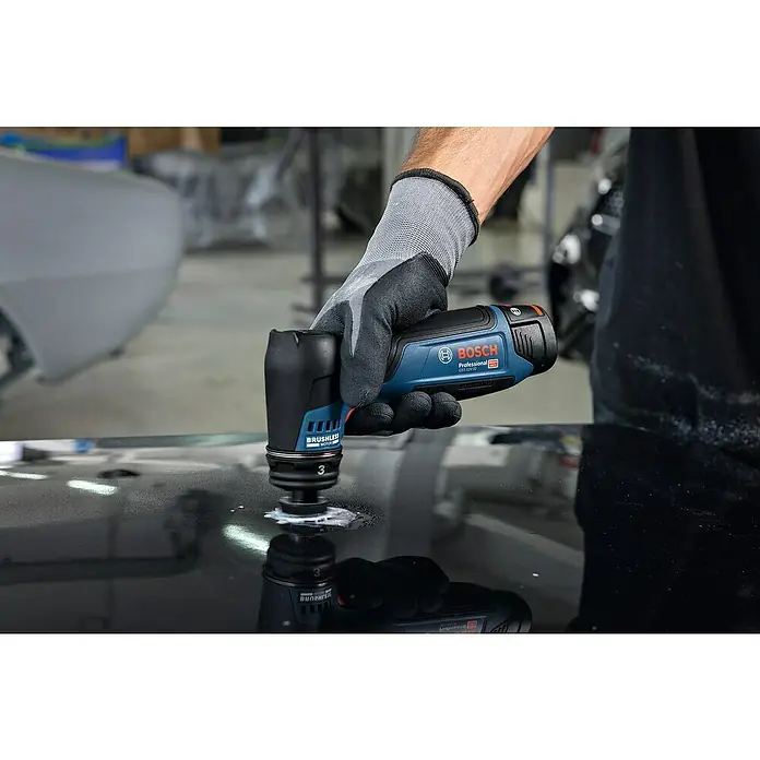 Bosch Professional Akku-Schwingschleifer GSS 12V-32 - 12 V, Ohne Akku, Leerlaufschwingzahl: 6.000 U/min - 16.000 U/min - Nahaufnahme eines Bosch GSS 12V-13 Akku-Exzenterschleifers beim Polieren einer glänzenden, schwarzen Oberfläche.