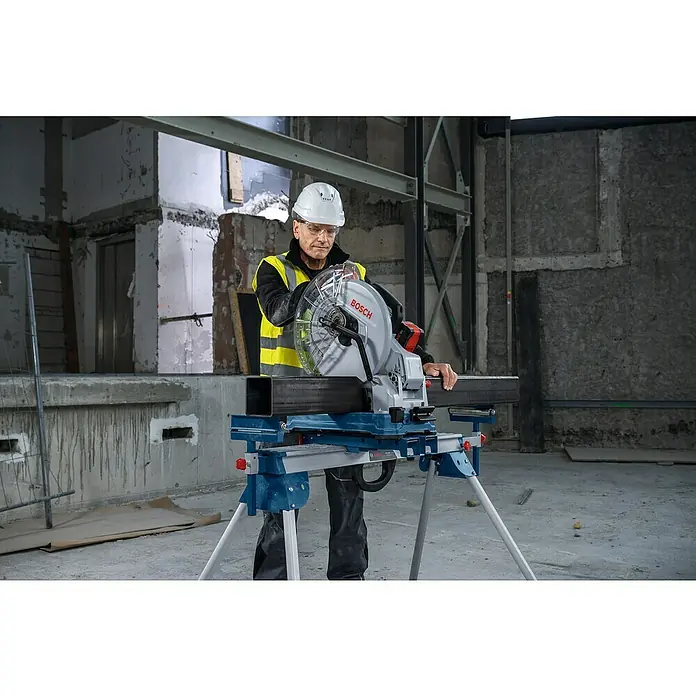 Bosch Professional AMPShare 18V Akku-Metalltrennsäge GCD 18V-355 - 18 V, Ohne Akku, 1.300 U/min - Ein Bauarbeiter mit Schutzhelm und Sicherheitsweste bedient eine Bosch Metallsäge auf einer Baustelle.
