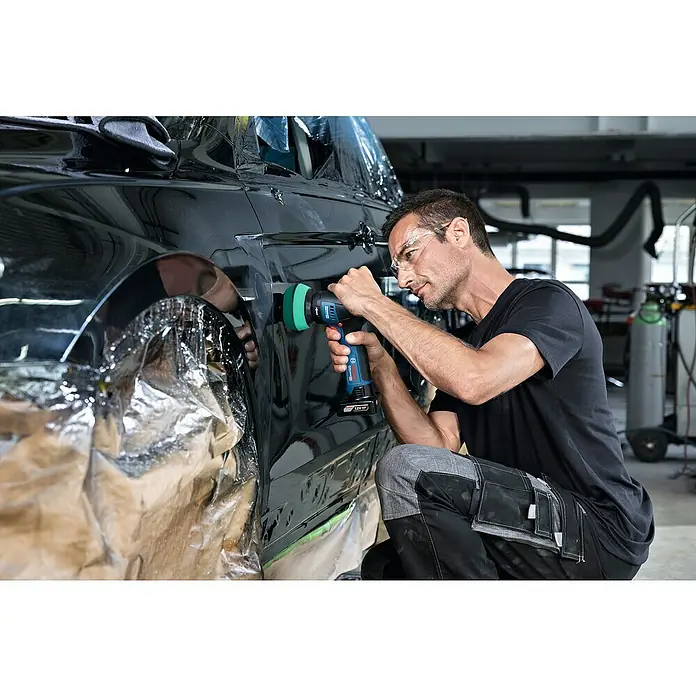 Bosch Professional Akku-Poliermaschine GPO 12V-77 - 12 V, Ohne Akku, Leerlaufdrehzahl: 600 U/min - 2.200 U/min - Ein Mann poliert mit einer Bosch Poliermaschine ein schwarzes Auto, um den Lack zu versiegeln und ihm neuen Glanz zu verleihen.
