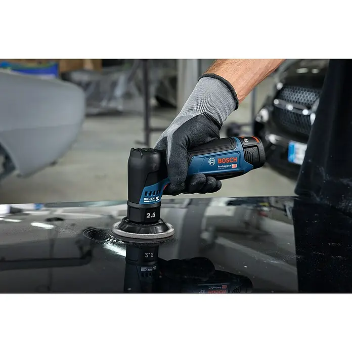 Bosch Professional Akku-Exzenterschleifer GEX 12V-77 - 12 V, Ohne Akku, Durchmesser Schleifteller: 77 mm - Nahaufnahme eines Bosch Akku-Polierers beim Einsatz auf einer glänzenden Oberfläche, demonstriert seine Leistung und Effizienz.