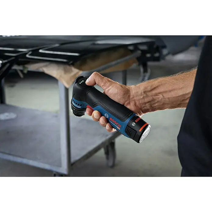 Bosch Professional Akku-Schwingschleifer GSS 12V-32 - 12 V, Ohne Akku, Leerlaufschwingzahl: 6.000 U/min - 16.000 U/min - Ein Akku-Multifunktionswerkzeug von Bosch Professional mit blau-schwarzem Gehäuse wird von einer Hand gehalten.