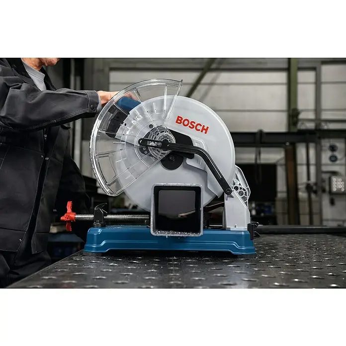 Bosch Professional AMPShare 18V Akku-Metalltrennsäge GCD 18V-355 - 18 V, Ohne Akku, 1.300 U/min - Das Bild zeigt eine Bosch Metalltrennsäge in Aktion, die auf einer Werkbank steht und von einer Person bedient wird.