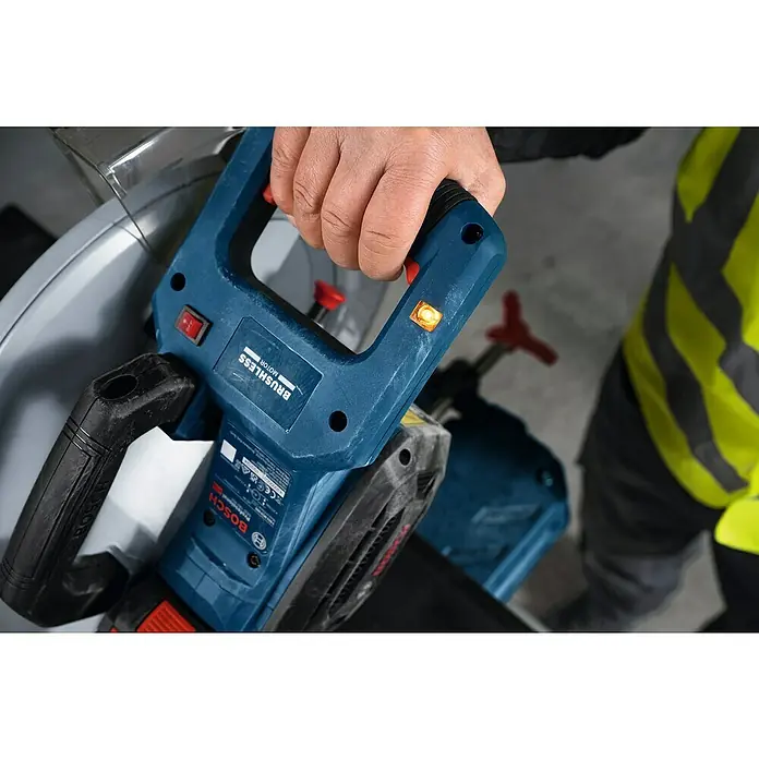 Bosch Professional AMPShare 18V Akku-Metalltrennsäge GCD 18V-355 - 18 V, Ohne Akku, 1.300 U/min - Nahaufnahme einer Bosch Akku-Kapp- und Gehrungssäge mit bürstenlosem Motor, bedient von einer Hand, ideal für präzise Holzschnitte.