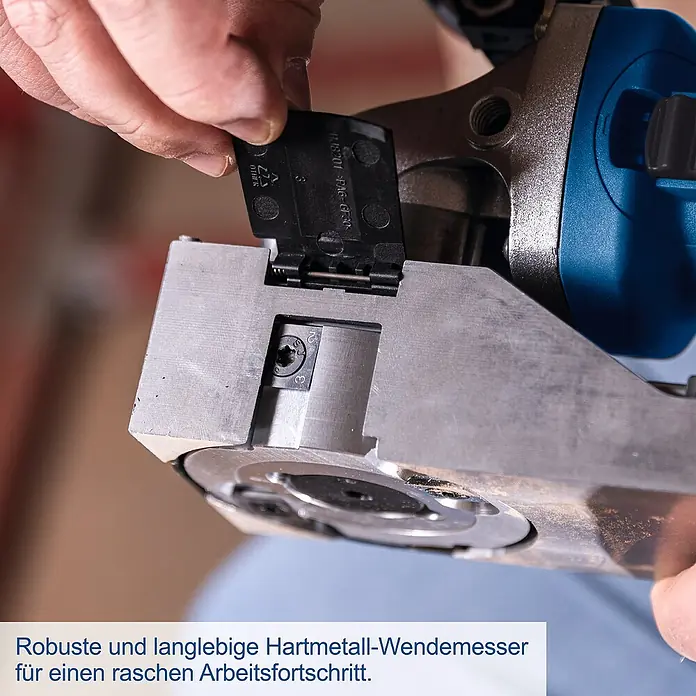 Scheppach Lackfräse LFR720 - 720 W, Frästiefe: 0 mm - 0,3 mm - Nahaufnahme einer Hobelmaschine, die ein robustes und langlebiges Hartmetall-Wendemesser für zügige Fortschritte beim Arbeiten zeigt.