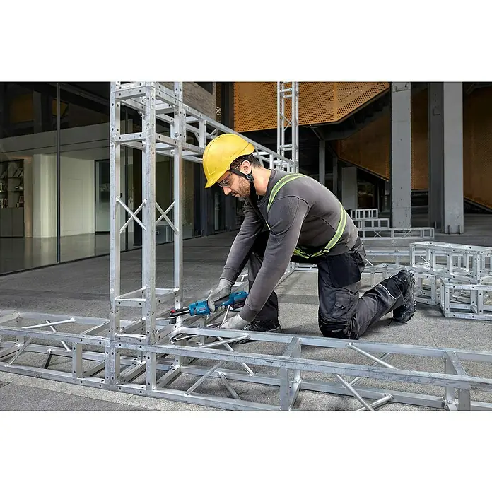 Bosch Professional AMPShare 18V Akku-Ratschenschrauber - 18 V, Ohne Akku, ⅜″ Vierkant - Bauarbeiter mit Bosch Akkuschrauber bei der Arbeit an einer Metallkonstruktion. Das Werkzeug ist perfekt für Montagearbeiten.