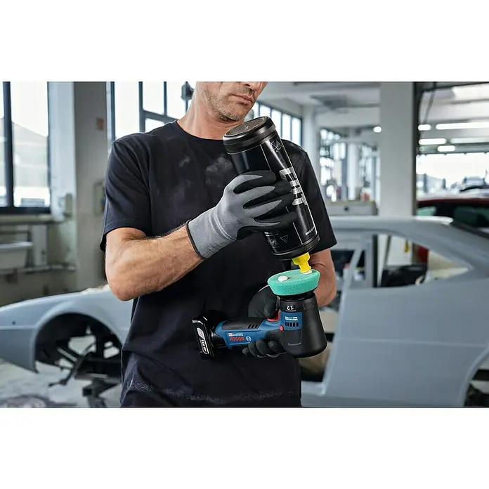 Bosch Professional Akku-Poliermaschine GPX 12V-77 - 12 V, Ohne Akku, Leerlaufdrehzahl: 1.400 U/min - 7.000 U/min - Ein Mann, der Poliermittel auf einen Bosch Akku-Polierer aufträgt, um eine glatte Oberfläche zu erzielen.